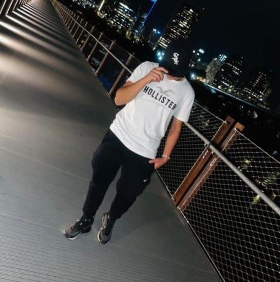 Profile Picture of Alejandro Aguilera (@eduar25aguilera) on Poshmark