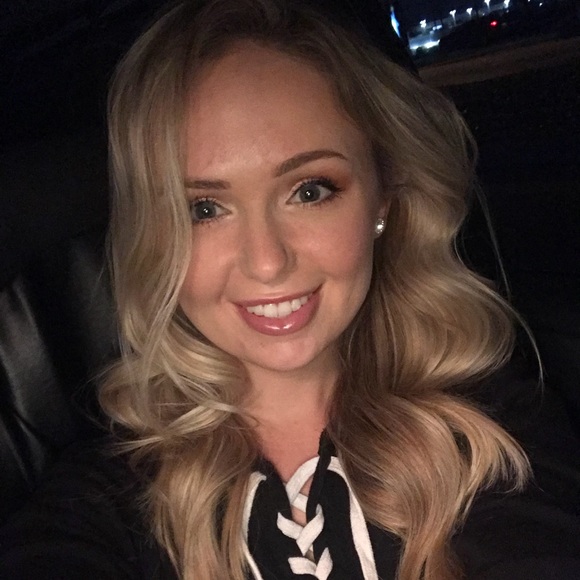 Profile Picture of Alisa Tasin (@alisatasin) on Poshmark