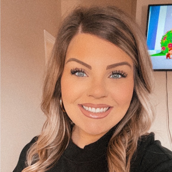 Profile Picture of Alexus Bell (@alexus1999) on Poshmark