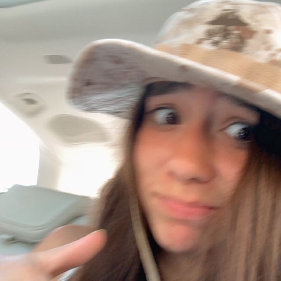 Profile Picture of Olivia Eckert (@oliviaeckert130) on Poshmark