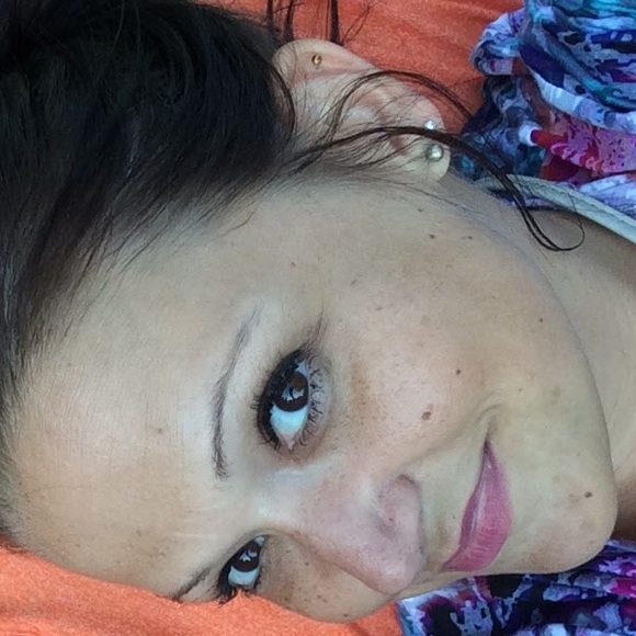 Profile Picture of Larissa Shutler (@laney5533) on Poshmark