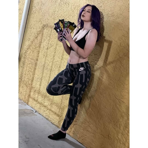 Charlizerenee Vrahnos - Poshmark Profile Picture of Charlizerenee Vrahnos (@vrahnosr) on Poshmark