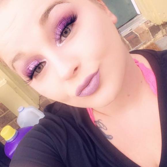 Profile Picture of Amanda Travis (@amanda23669) on Poshmark
