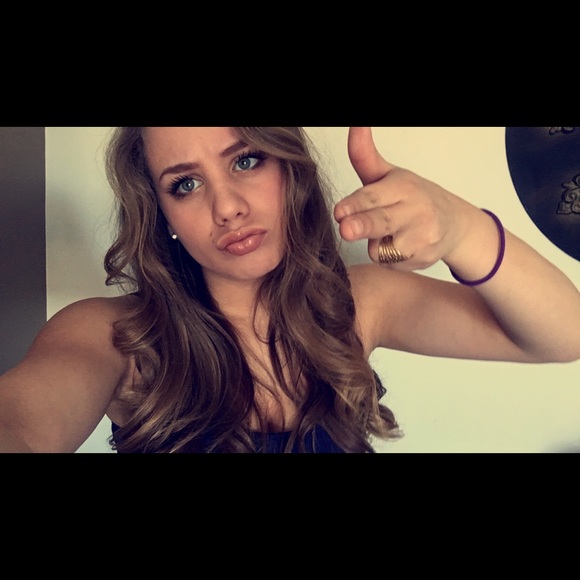 Profile Picture of Isabella Cabral (@chaviella21) on Poshmark