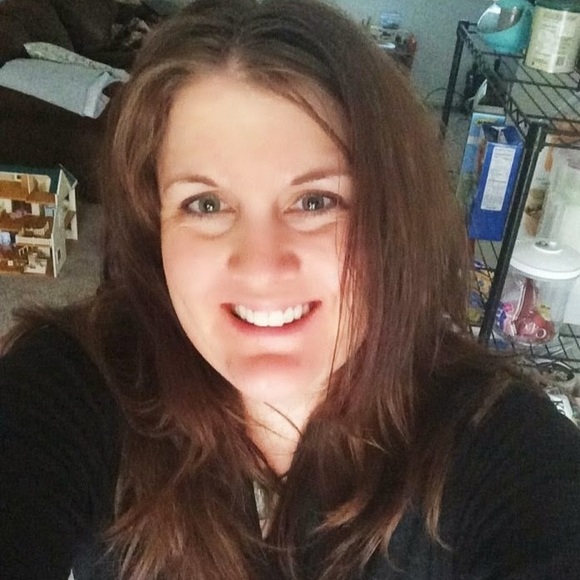 Profile Picture of Jenni Moriarty (@helperprovision) on Poshmark