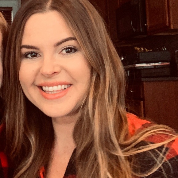 Profile Picture of Mandi Roddy (@mandi_roddy) on Poshmark