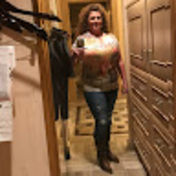 Profile Picture of Tina Bellomy (@tlg122169) on Poshmark