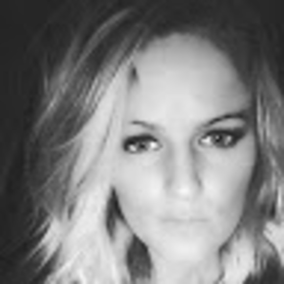 Profile Picture of Stephanie Dotseth (@s_dotseth) on Poshmark