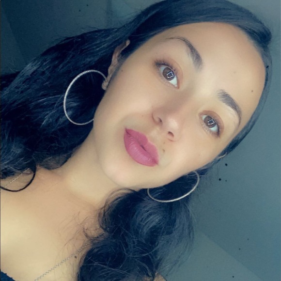 Profile Picture of Bianca Muller (@biancamuller) on Poshmark