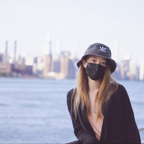 Profile Picture of Lisa Cheng (@lcheng0428) on Poshmark