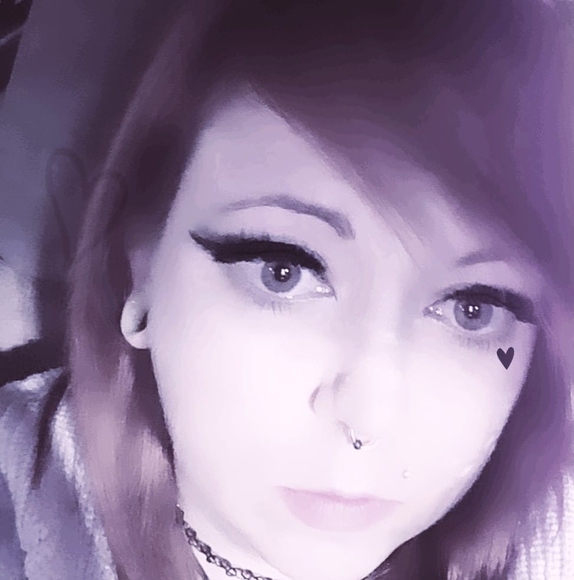 Profile Picture of Melanie Kiernan (@melkiwhy) on Poshmark