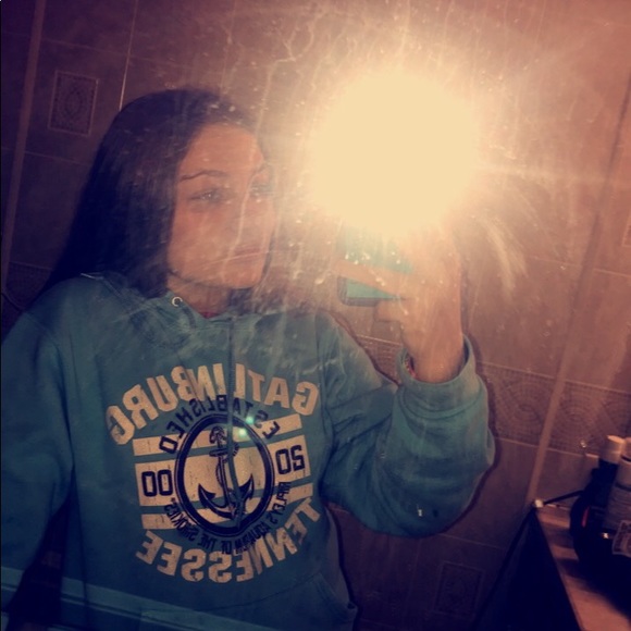 Profile Picture of Gracie Godeaux (@gracie_godeaux) on Poshmark