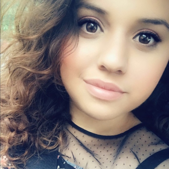Profile Picture of Evelyn Araujo (@evelynlaraujo) on Poshmark