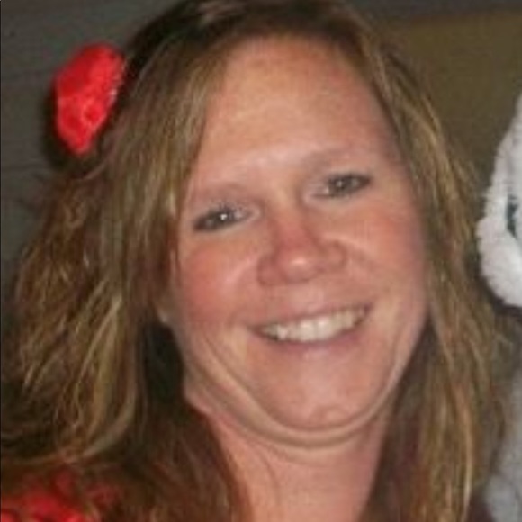 Profile Picture of Robyne Sponder (@ajsponder10) on Poshmark