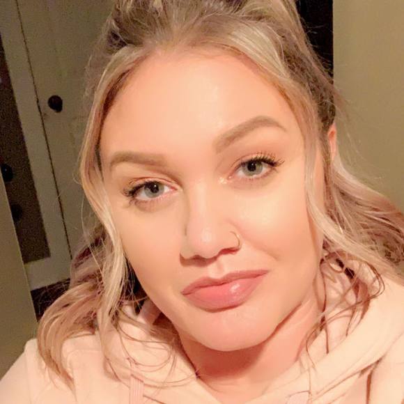 Profile Picture of Amie Laramy (@amielaramy) on Poshmark