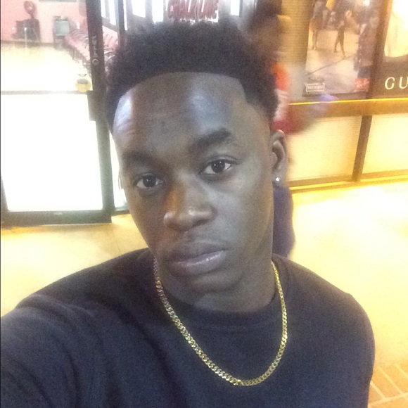 Profile Picture of Quez Quez (@jacquezzz3550) on Poshmark