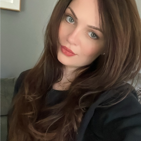 Profile Picture of Stephanie Valere (@stephanievalere) on Poshmark