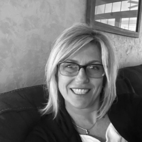 Profile Picture of Carolyn Binda calarese (@carolynbinda367) on Poshmark