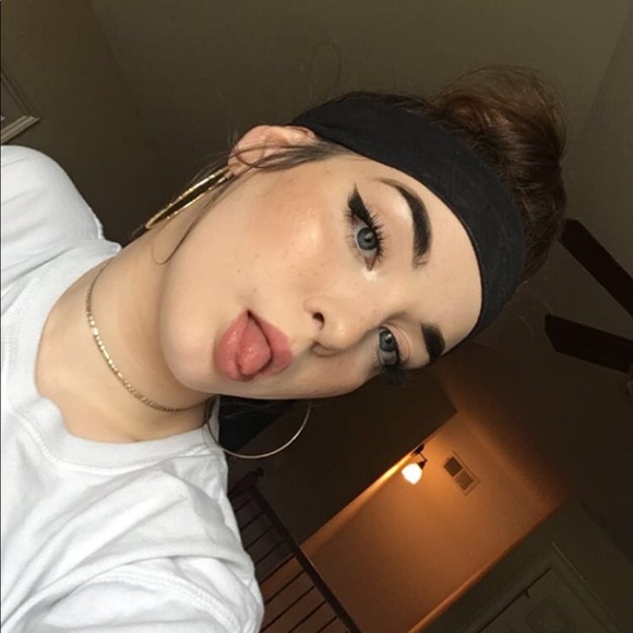 Profile Picture of Olivia Corey (@livcoreyy) on Poshmark