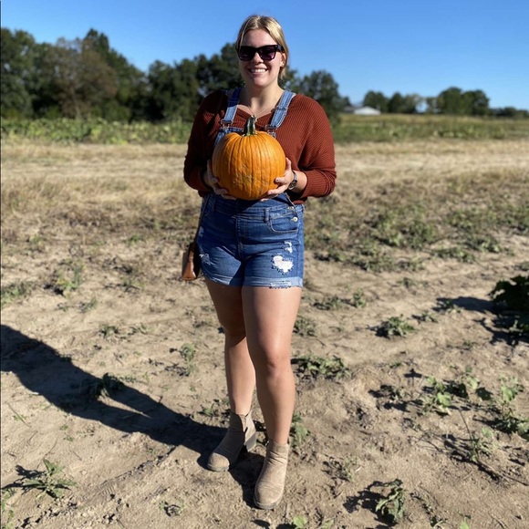 Profile Picture of Alex Dolde (@adolde19) on Poshmark