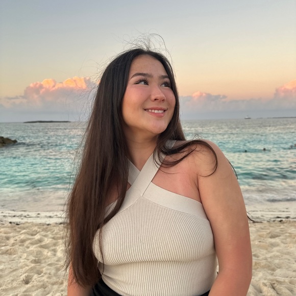 Profile Picture of Emily Yeh (@emilygyeh) on Poshmark