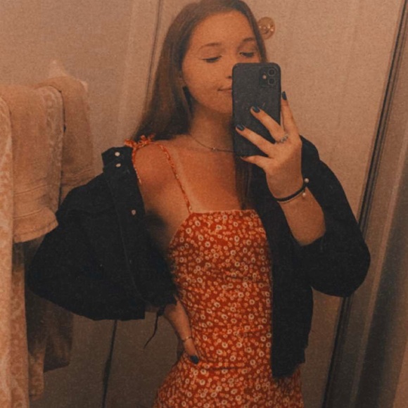 Profile Picture of Olivia Corsmeier (@liv_cors) on Poshmark