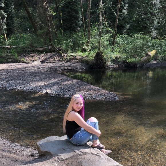 Profile Picture of Autumn Hansen (@autumnbottom8) on Poshmark