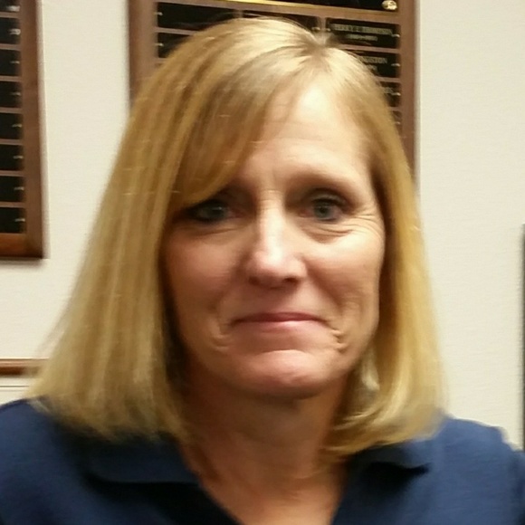 Profile Picture of Robin Linton (@prosummer) on Poshmark