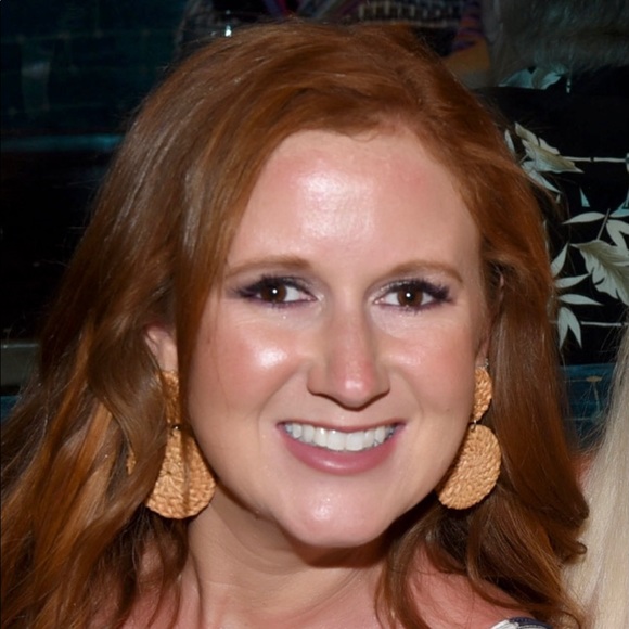 Profile Picture of Danielle Kennerly (@kennerlygrl) on Poshmark