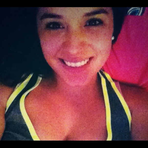 Profile Picture of Amanda Dehoyos (@abdehoy11) on Poshmark