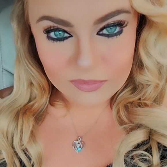 Profile Picture of Amanda Jobe (@ajobe86) on Poshmark