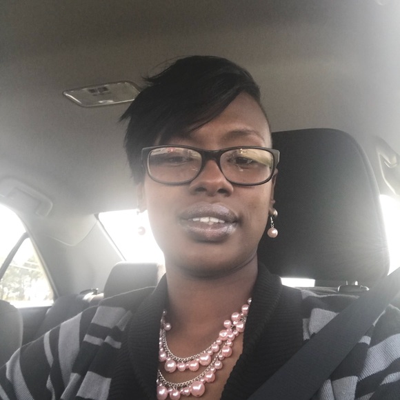 Profile Picture of Jacqueline Wright (@awright0524) on Poshmark
