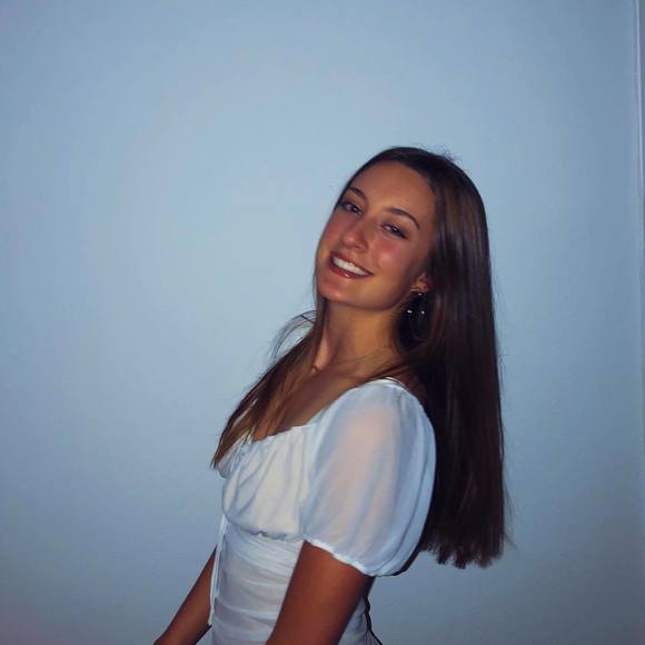 Profile Picture of Svenya Stoyanoff (@svenyastoyanoff) on Poshmark