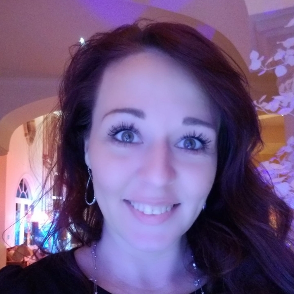Profile Picture of Jennifer Hefner (@jennkline82) on Poshmark