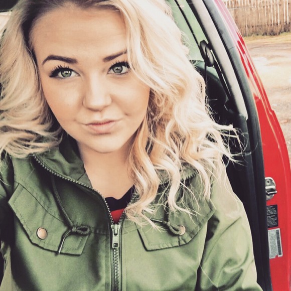 Profile Picture of Allie Ingrum (@allielovesthenw) on Poshmark