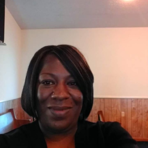 Profile Picture of Dineka Agnew (@dinekaagnew) on Poshmark