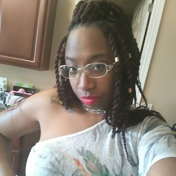 Profile Picture of Deone Smith (@daliciasmith84) on Poshmark