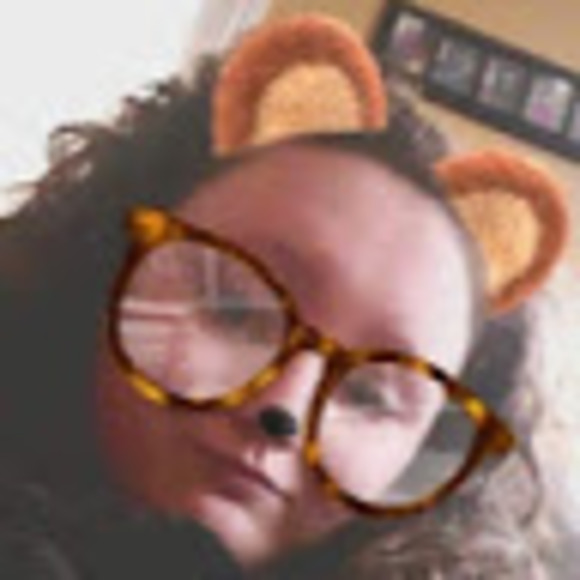 Profile Picture of Isabella Hanson (@isabella_hanson) on Poshmark