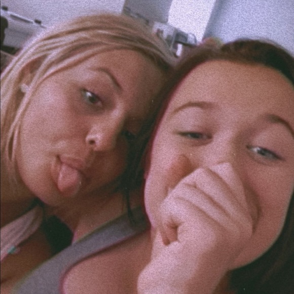 Profile Picture of Jillian Cullyford (@jillian_cully) on Poshmark