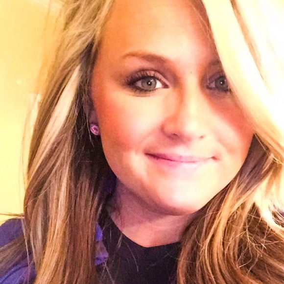Profile Picture of Courtney Conklin (@courtney_hc10) on Poshmark