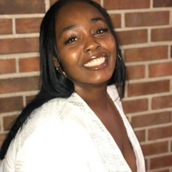 Profile Picture of Danielle Perry (@deedee3285) on Poshmark