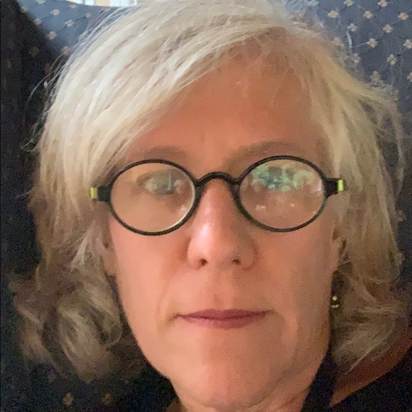 Profile Picture of Elizabeth Schultz (@ebschultz) on Poshmark