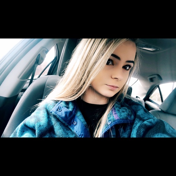 Profile Picture of Alexis Stamper (@alexxis9499) on Poshmark