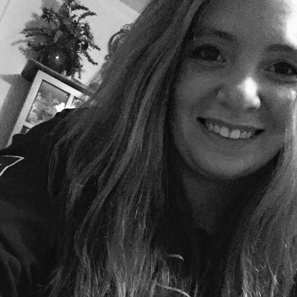 Profile Picture of Amanda Hollenberg (@amandamarie94) on Poshmark