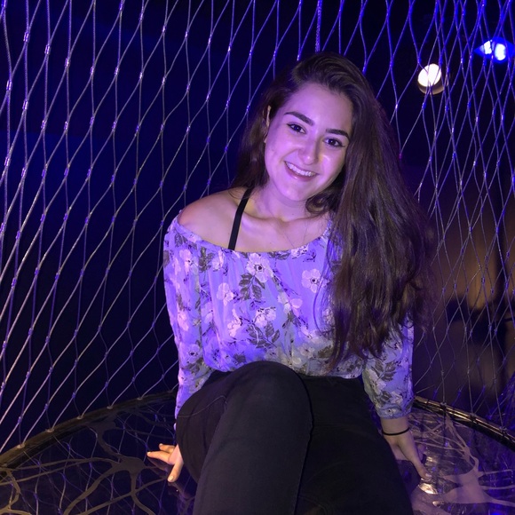 Profile Picture of Samantha Leaness (@sleaness) on Poshmark