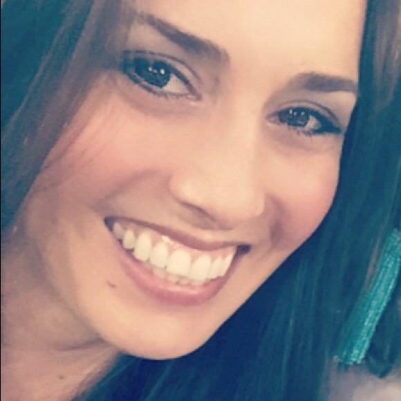 Profile Picture of Taylor Poyer (@taypoy) on Poshmark