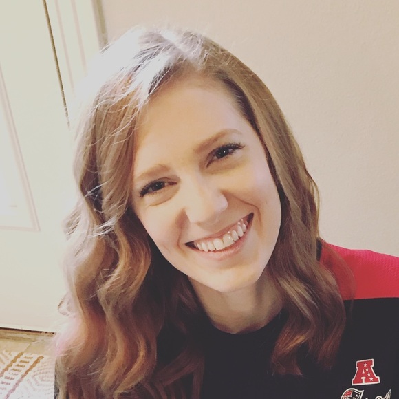 Profile Picture of Lauren Brewer (@laurenebrewer) on Poshmark