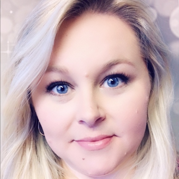 Profile Picture of April Filyaw (@aprilfilyaw) on Poshmark
