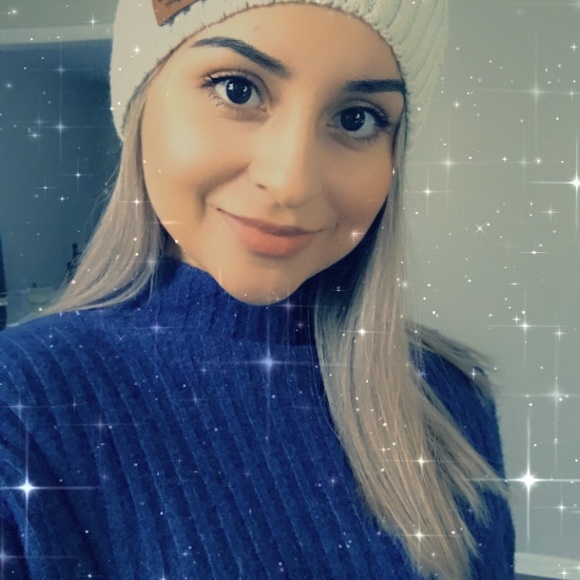 Profile Picture of Yesenia Gonzalez (@_yesiiiiii) on Poshmark