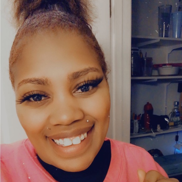 Profile Picture of Sharika Costa (@sharikacosta) on Poshmark